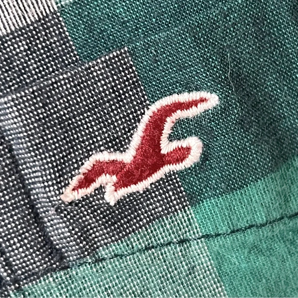 Hollister Plaid Poplin Long Sleeve Button Down Shirt - Picture 5 of 14